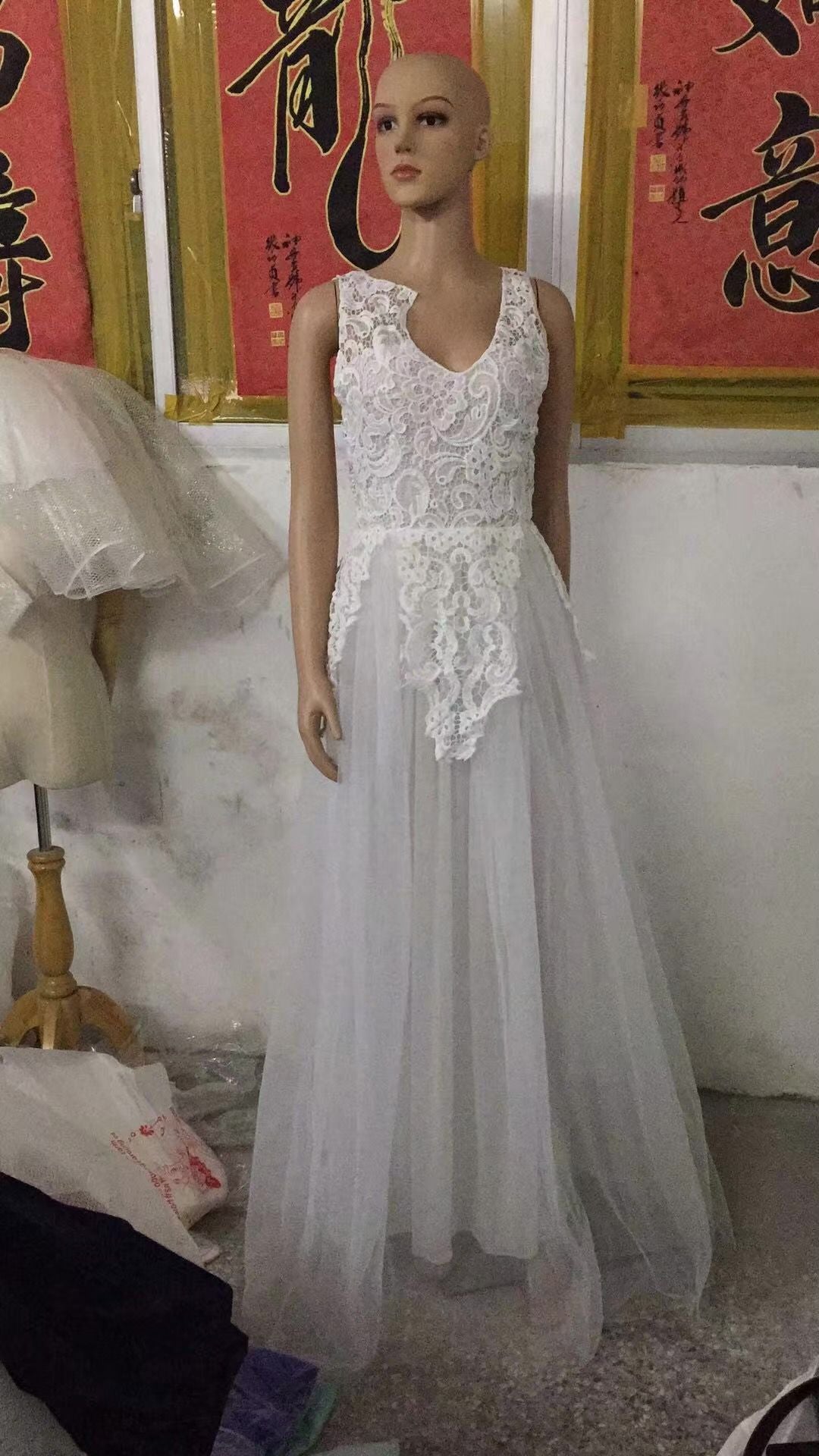 Sleeveless Floral Lace Wedding Dress - Romantic Bridal Gown with Flower Appliqués